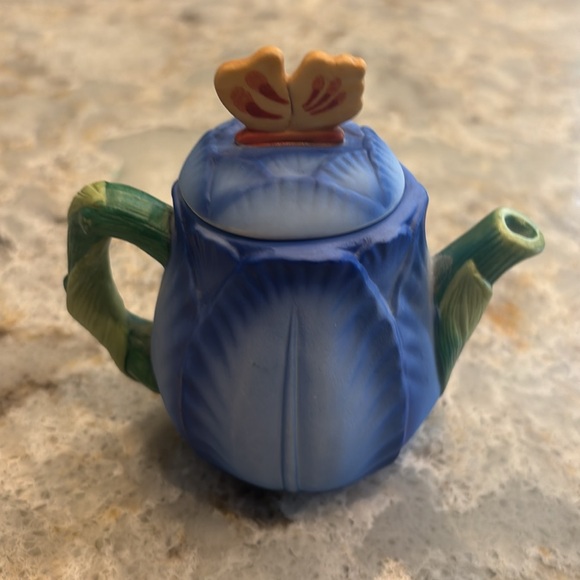Teapot set, Miniature with removable lids. Large is Avon. Two smaller unmarked. - Picture 3 of 13